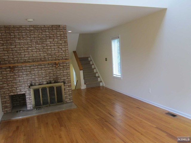 1 Sandburg Ct - Photo 3 of 25