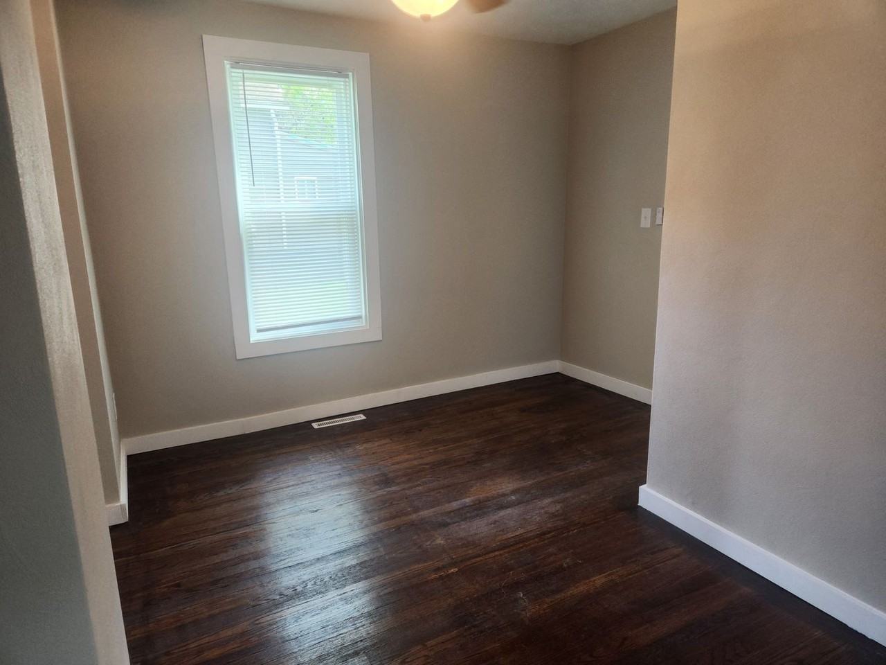 534 46th St - Photo 3 of 10