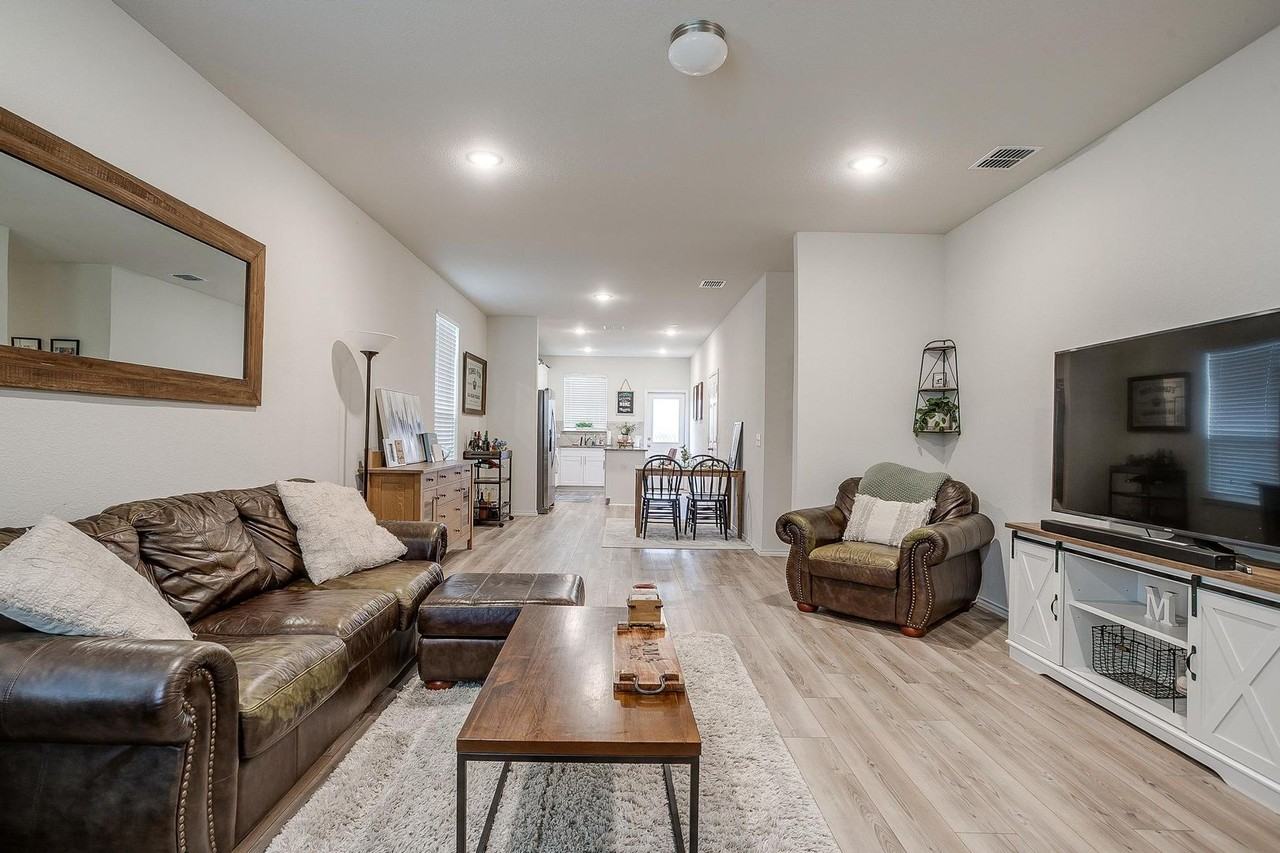 8144 Branch Hollow Trl - Photo 5 of 33