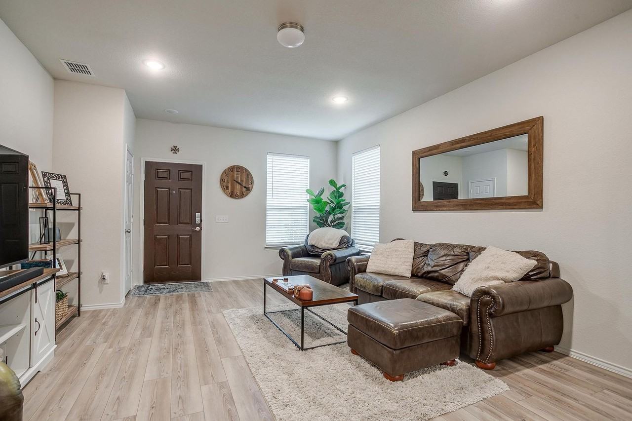 8144 Branch Hollow Trl - Photo 7 of 33