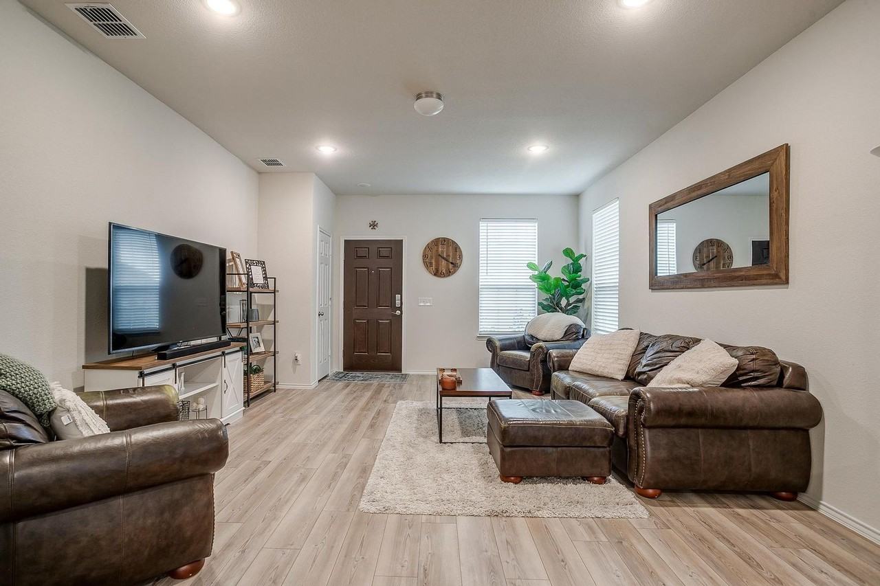 8144 Branch Hollow Trl - Photo 7 of 33