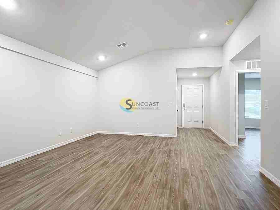 177 Lomond Dr - Photo 3 of 20