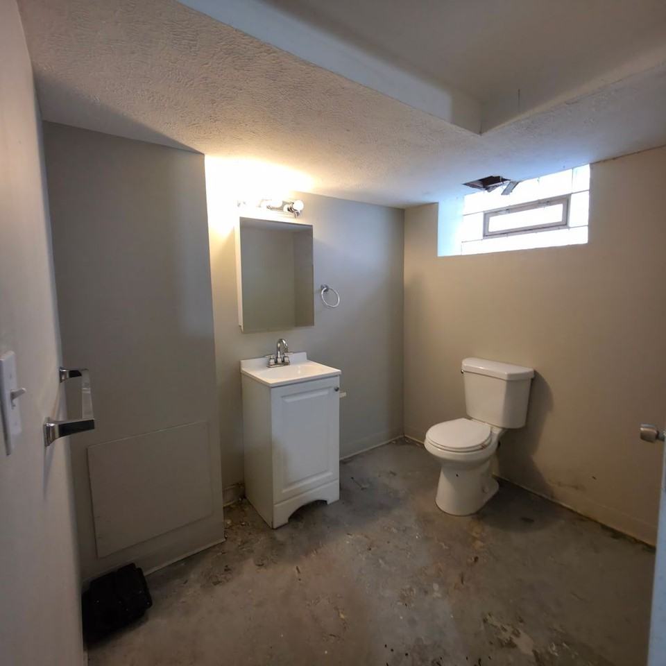 1035 Elbon Rd - Photo 5 of 26