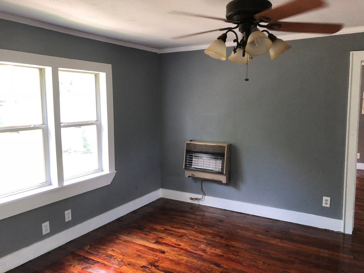 725 1/2 W 12th St - Photo 2 of 11