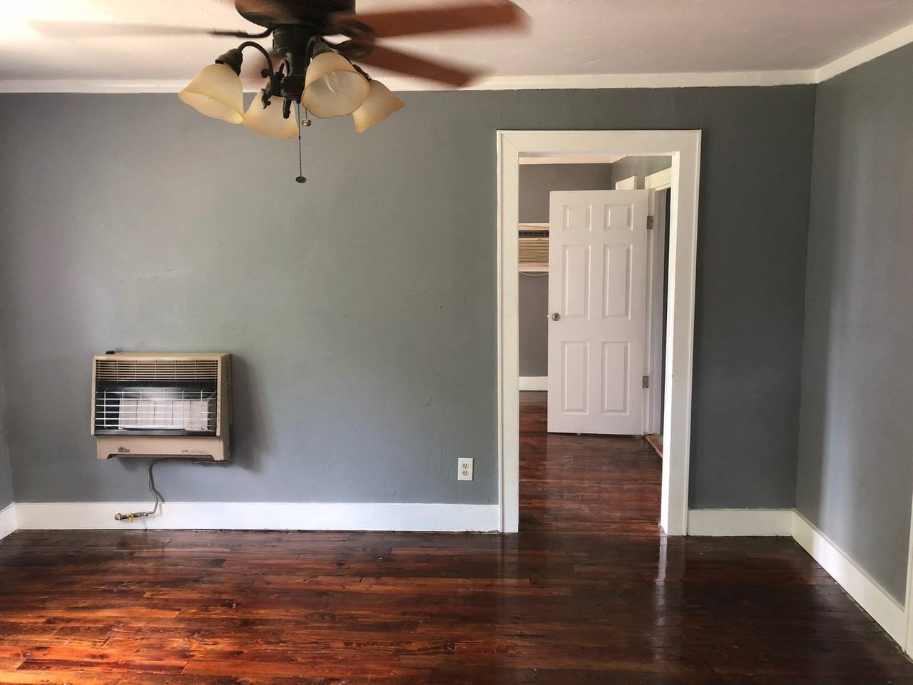 725 1/2 W 12th St - Photo 3 of 11