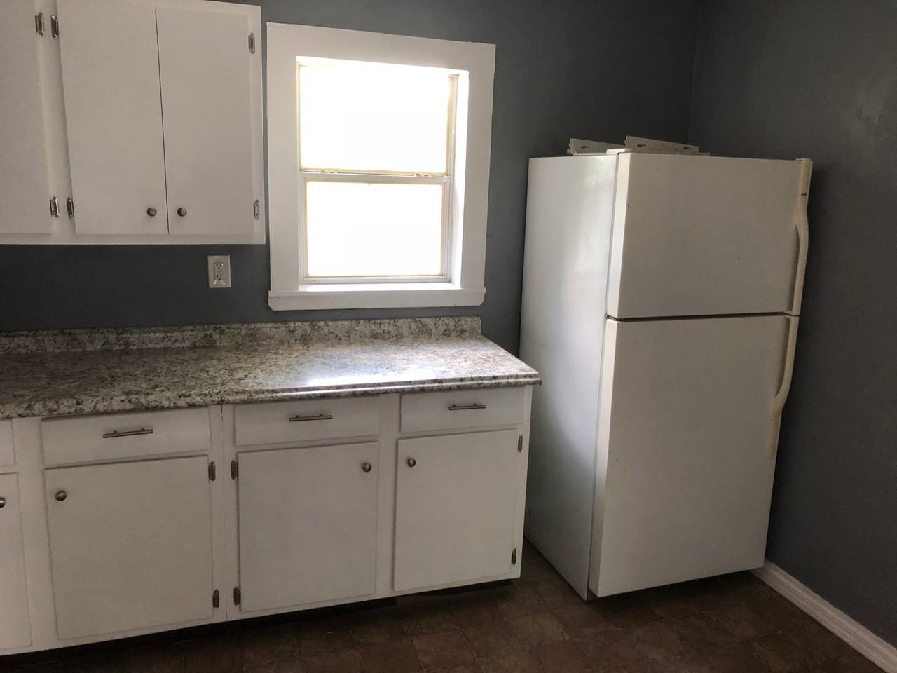 725 1/2 W 12th St - Photo 4 of 11