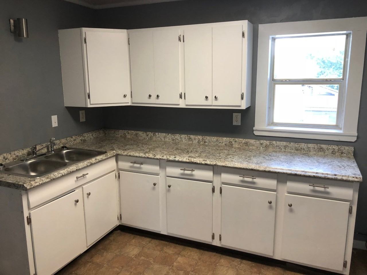 725 1/2 W 12th St - Photo 5 of 11