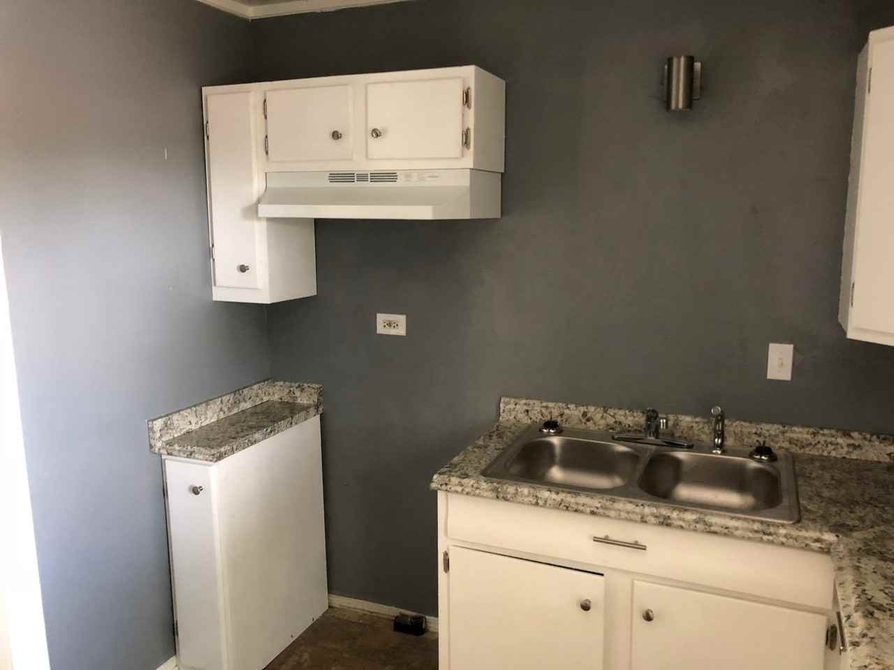 725 1/2 W 12th St - Photo 6 of 11