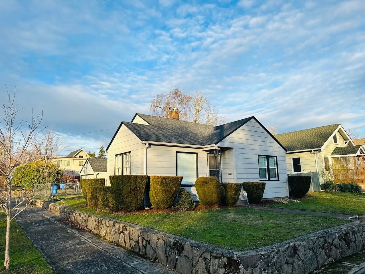 722 W 30th St - Photo 2 of 20