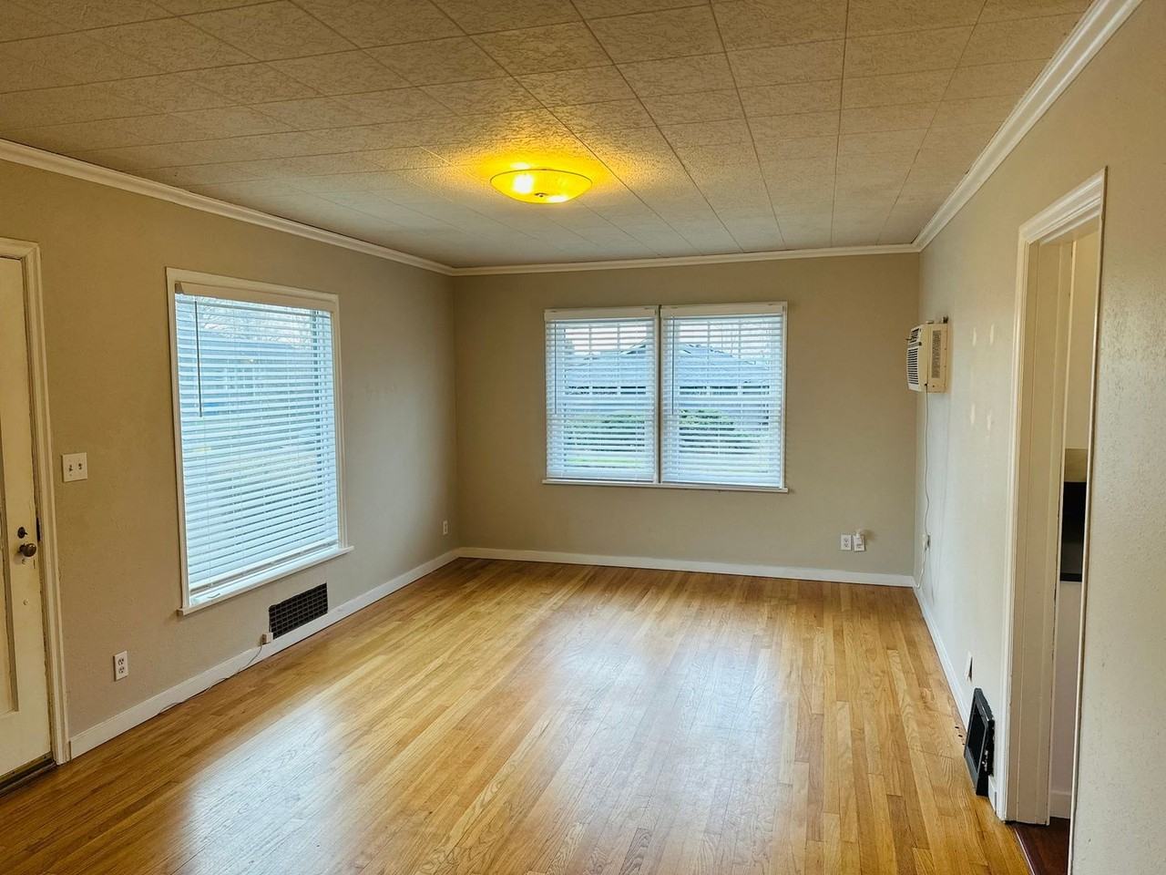 722 W 30th St - Photo 6 of 20