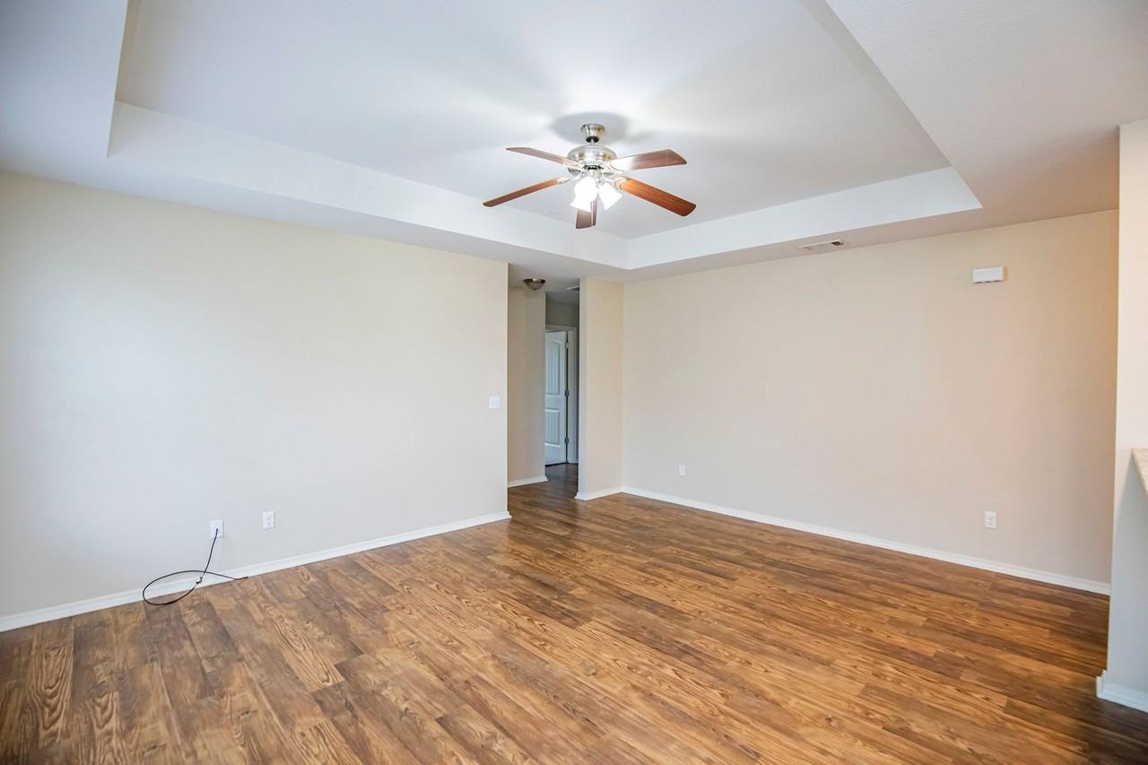 131 Foxglove St - Photo 3 of 14