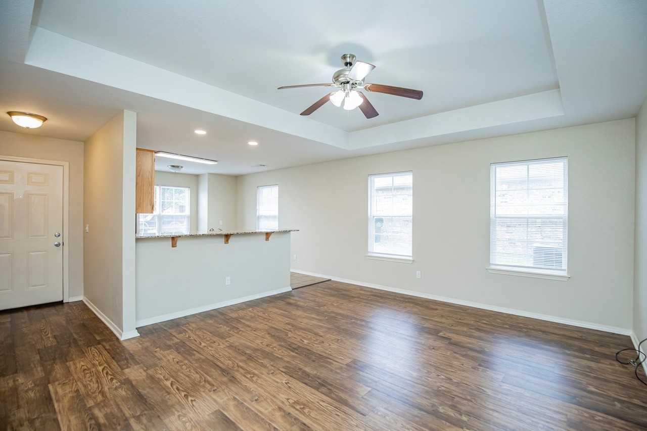 131 Foxglove St - Photo 4 of 14