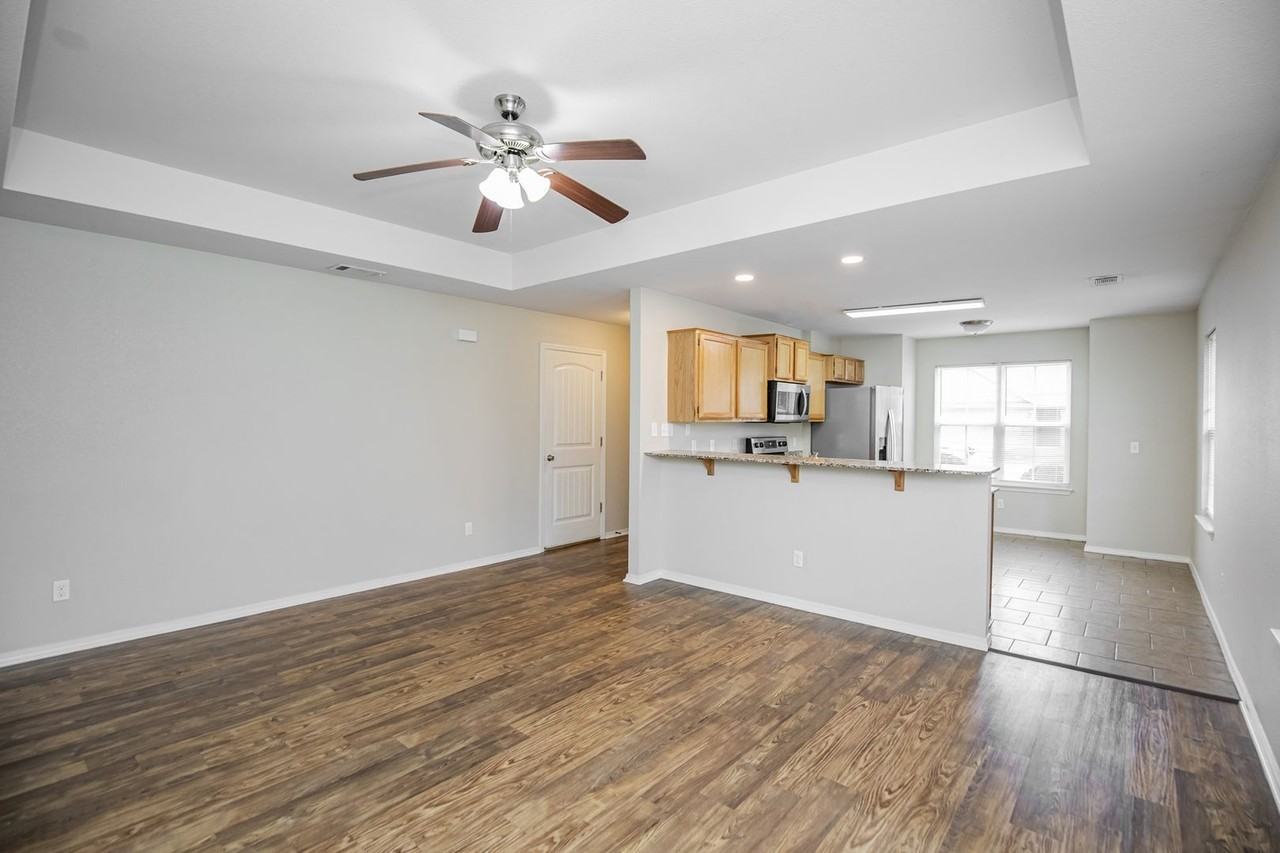 131 Foxglove St - Photo 5 of 14