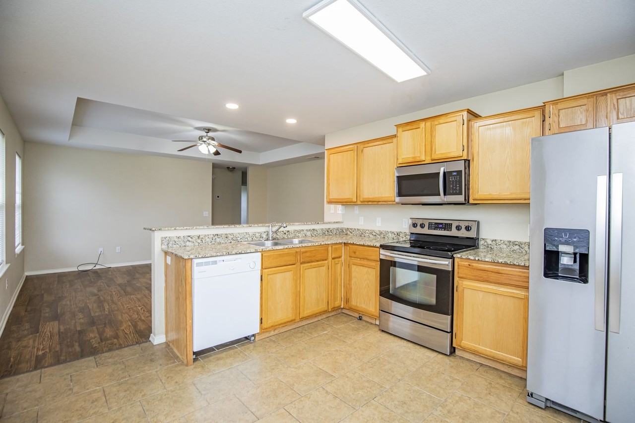 131 Foxglove St - Photo 6 of 14