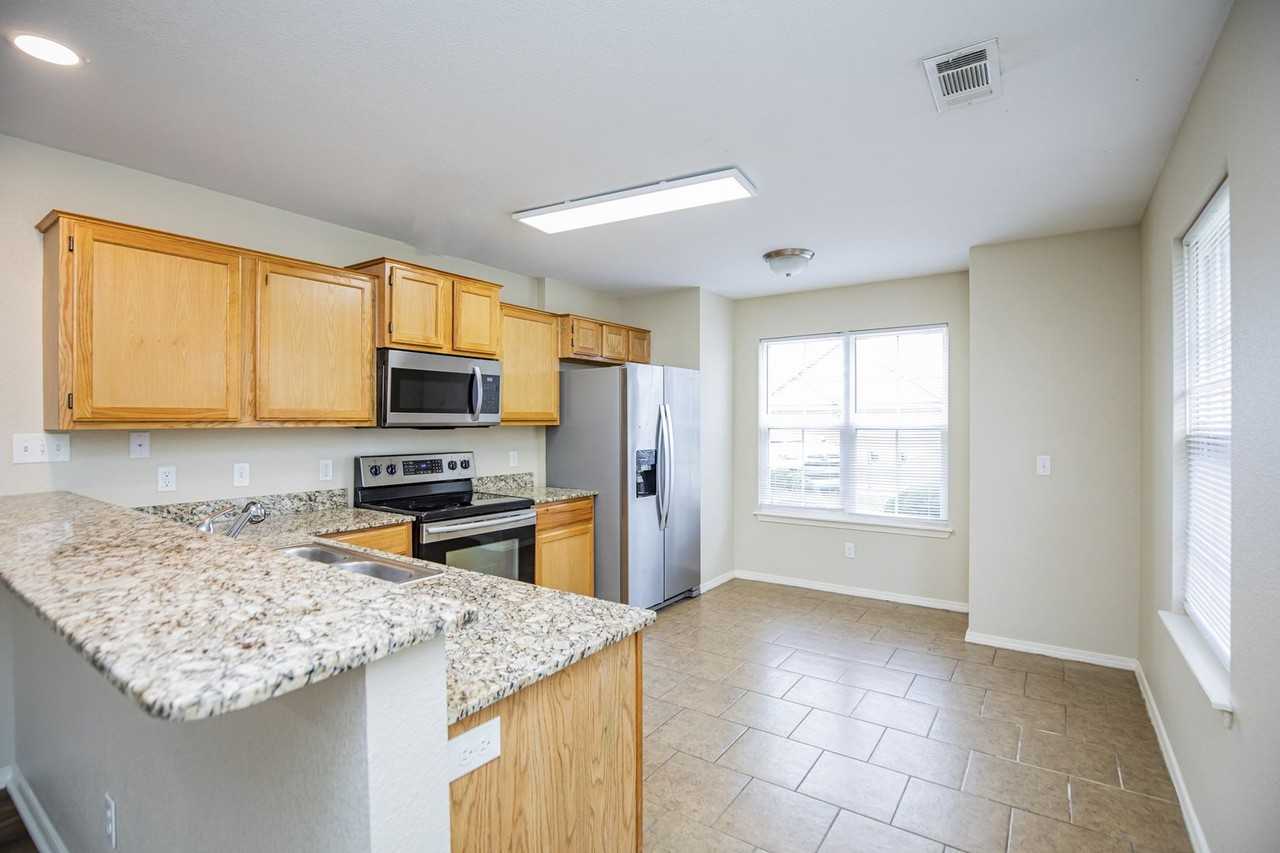 131 Foxglove St - Photo 7 of 14