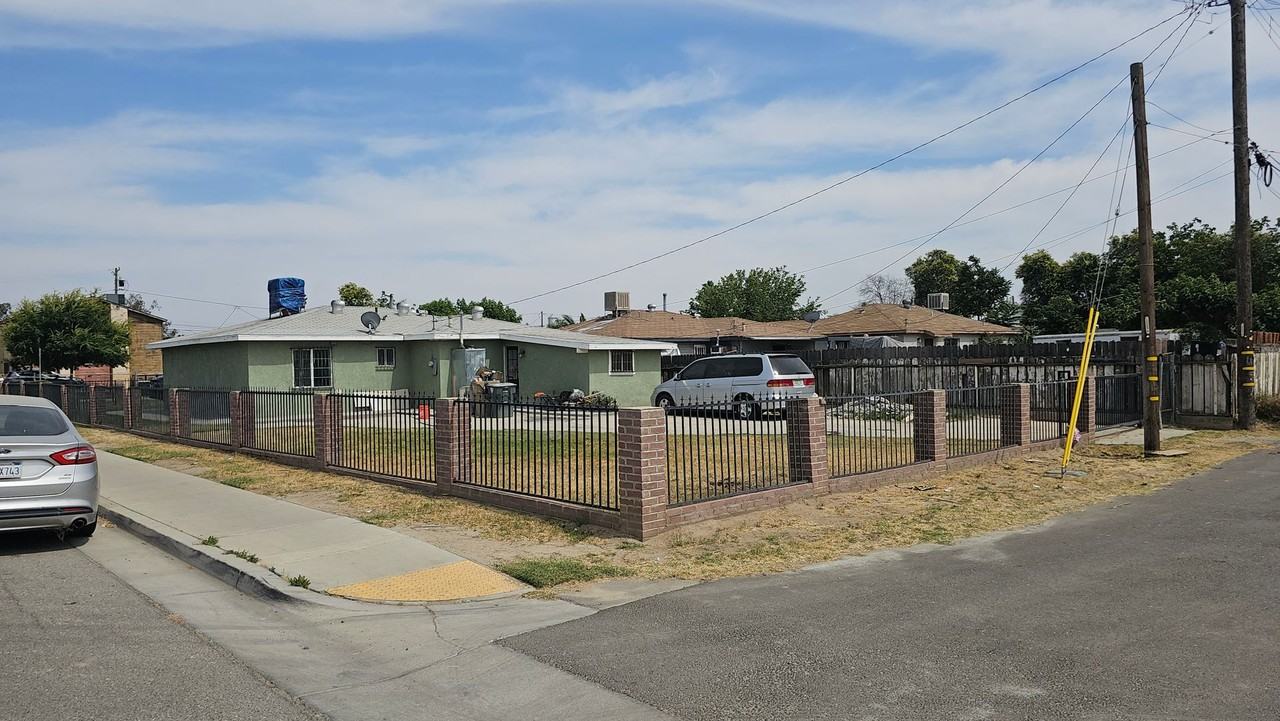 348 Clyde St - Photo 2 of 19