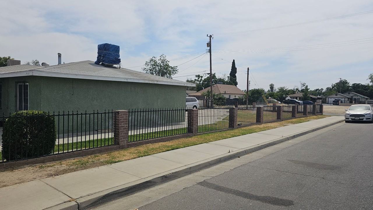 348 Clyde St - Photo 3 of 19