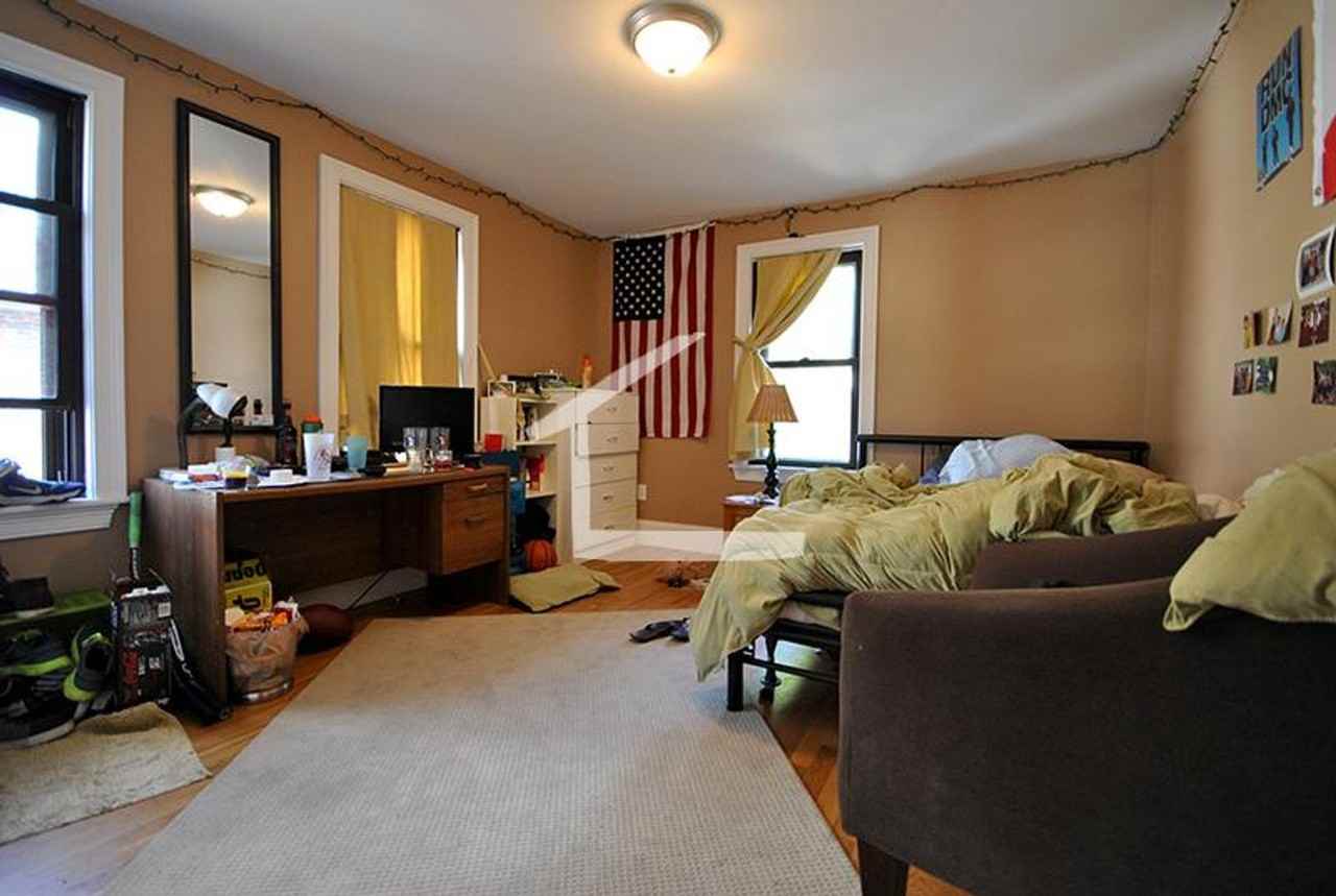 37 Woodstock Ave - Photo 4 of 11