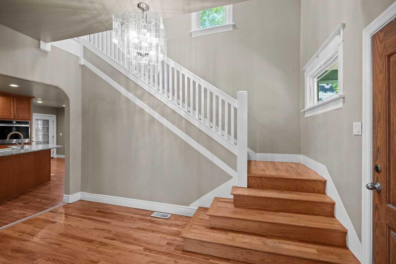 1028 W Chelan Ave - Photo 5 of 44