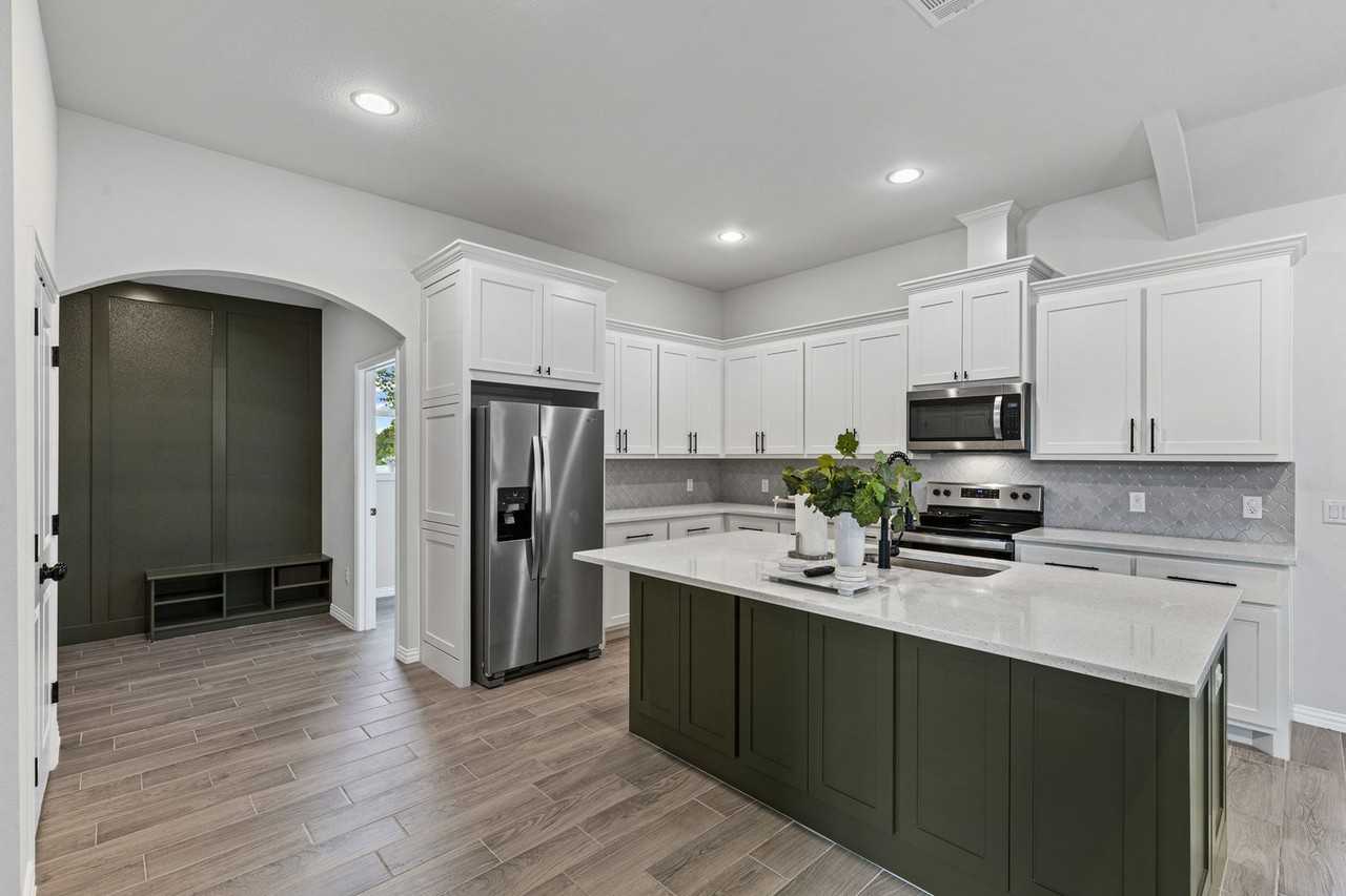 6111 Collins Ct - Photo 3 of 45