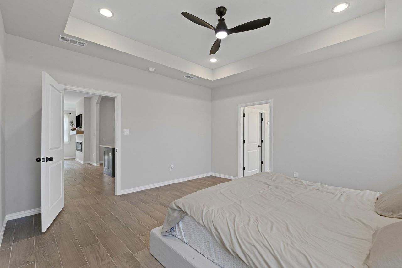 6111 Collins Ct - Photo 5 of 45