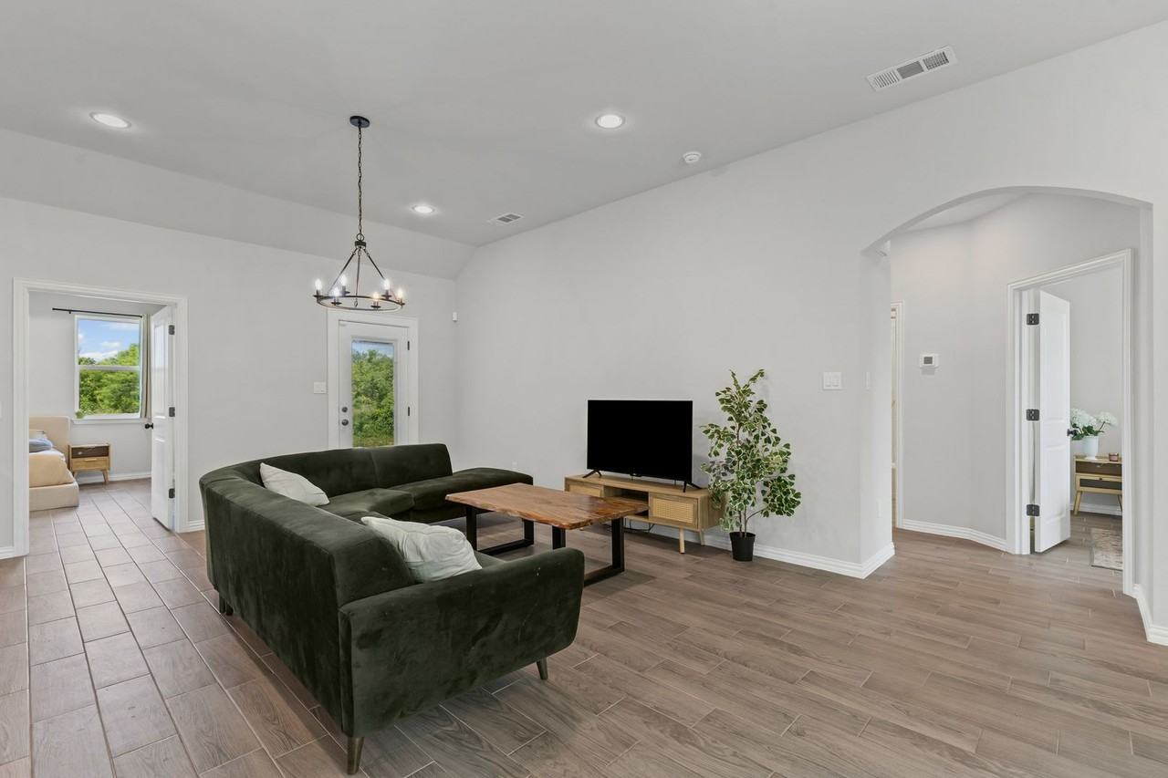 6111 Collins Ct - Photo 6 of 45