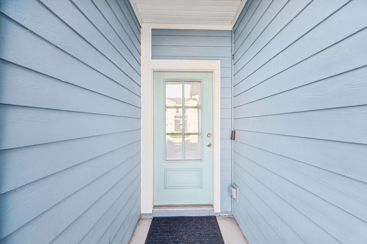 260 Brandon Lakes Drive - Photo 2 of 26