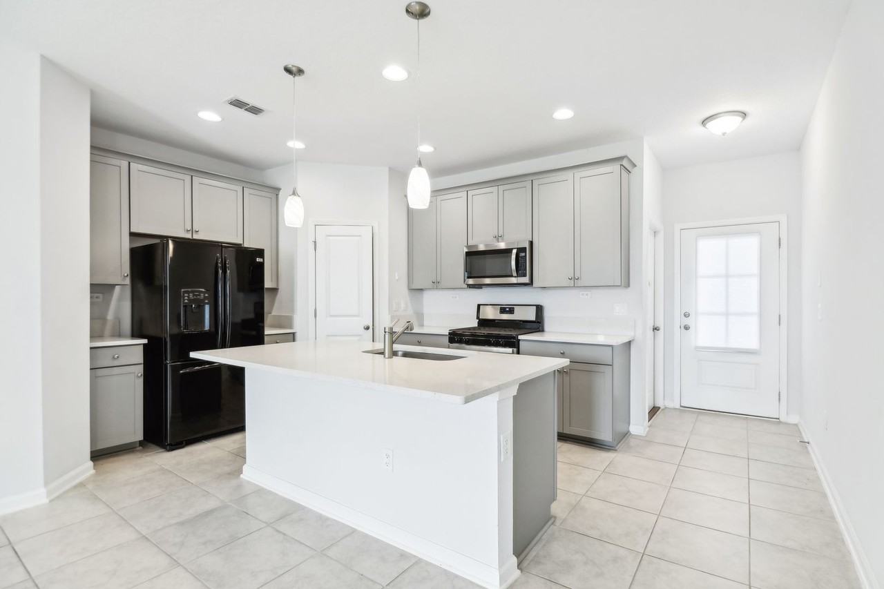 260 Brandon Lakes Drive - Photo 4 of 26