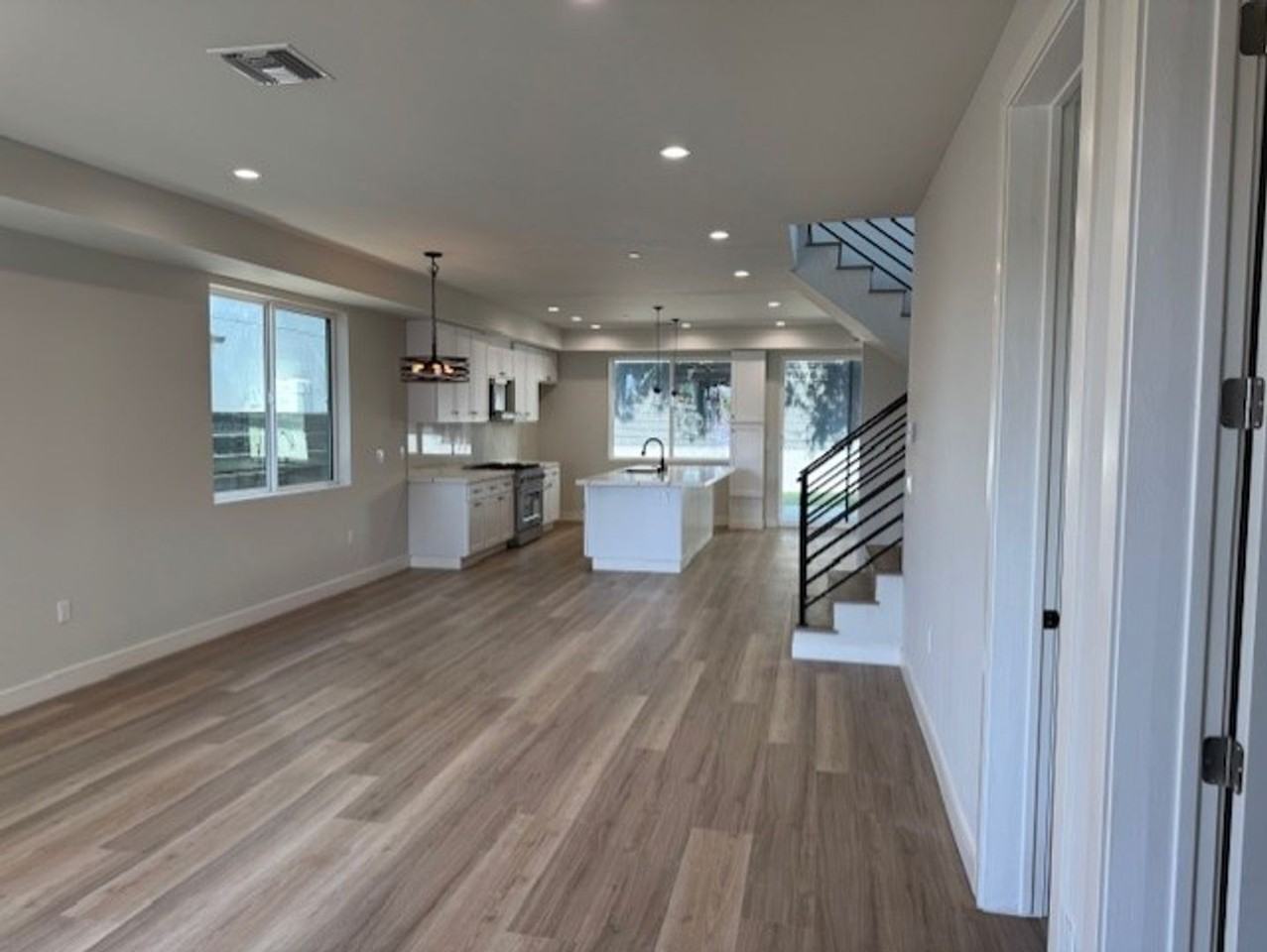 10754 Nassau Ave - Photo 3 of 34