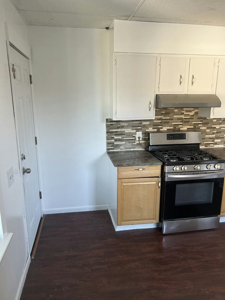 984 Wakefield Avenue, Unit 2 - Photo 7 of 10