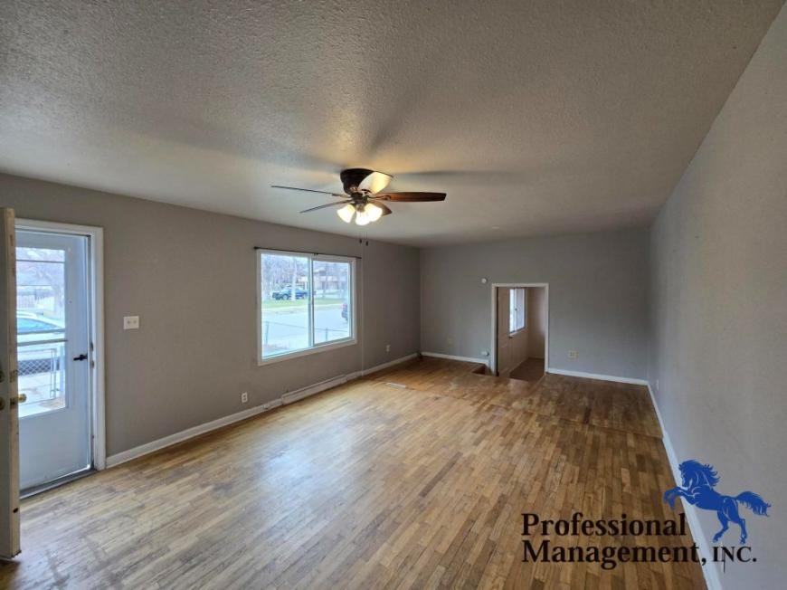 511 11th St W - Photo 2 of 9