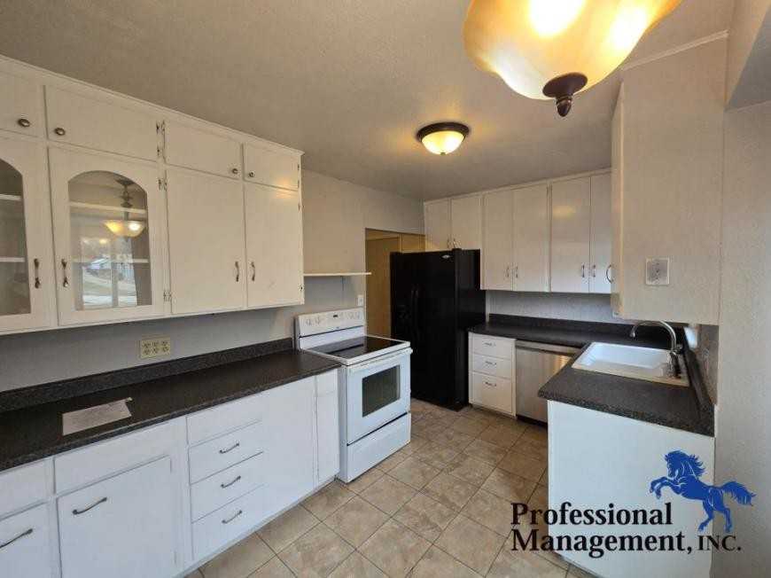 511 11th St W - Photo 3 of 9