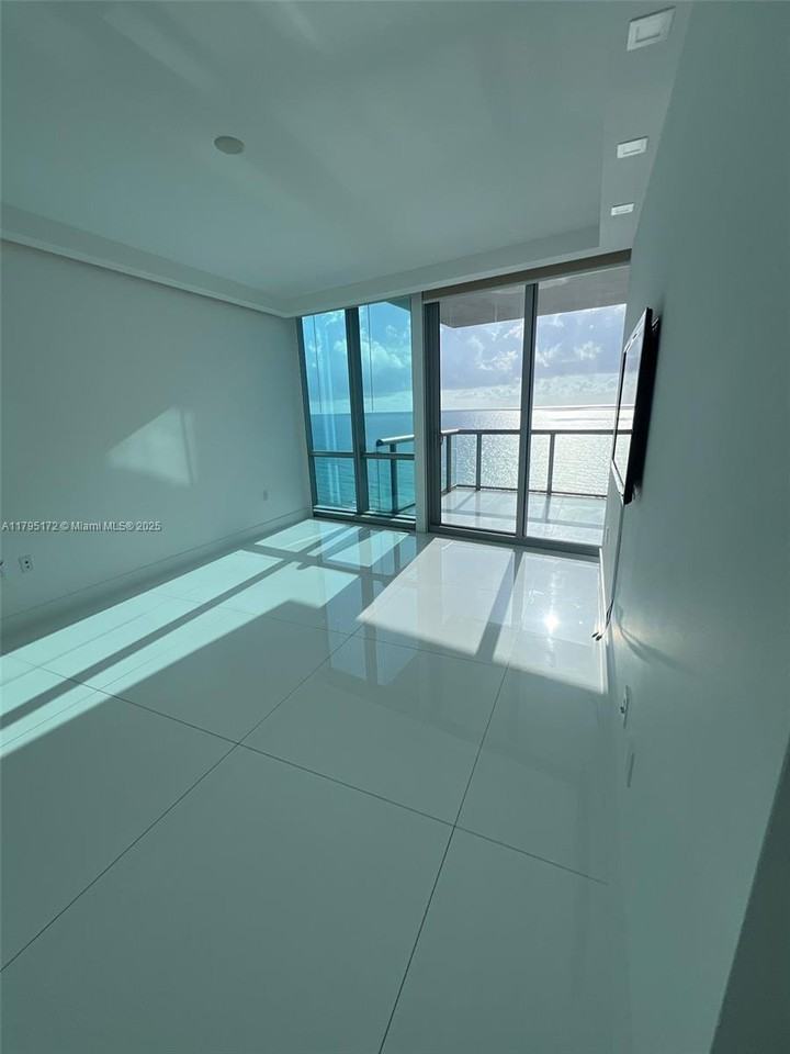 17121 Collins Ave #1607 - Photo 4 of 8