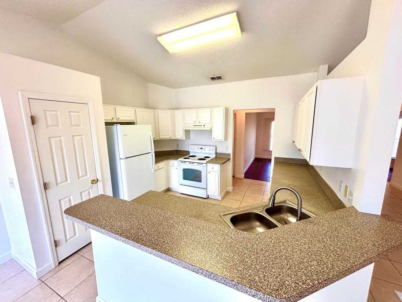 344 Sw Majestic Ter - Photo 2 of 8