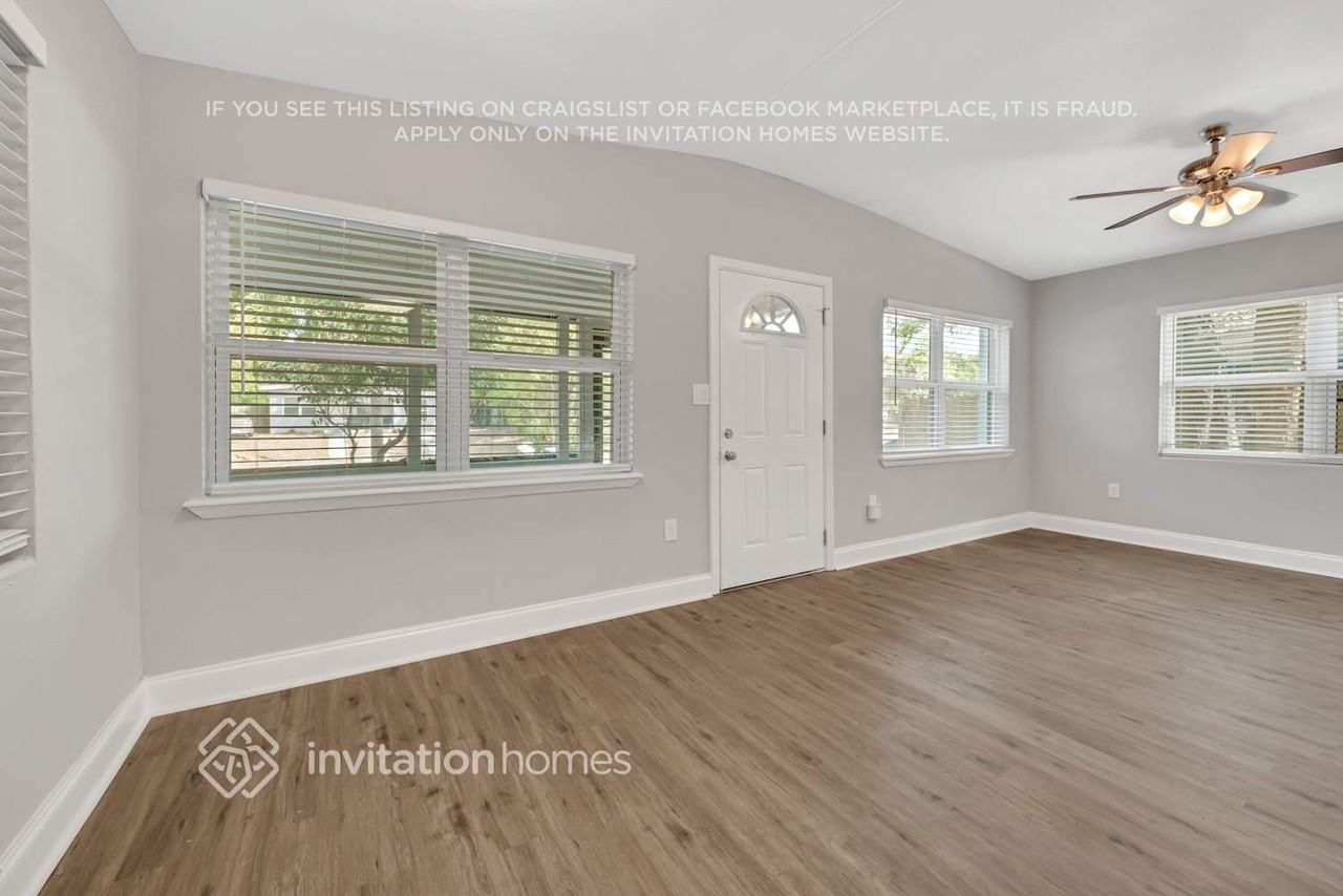 1326 42nd St - Photo 3 of 25