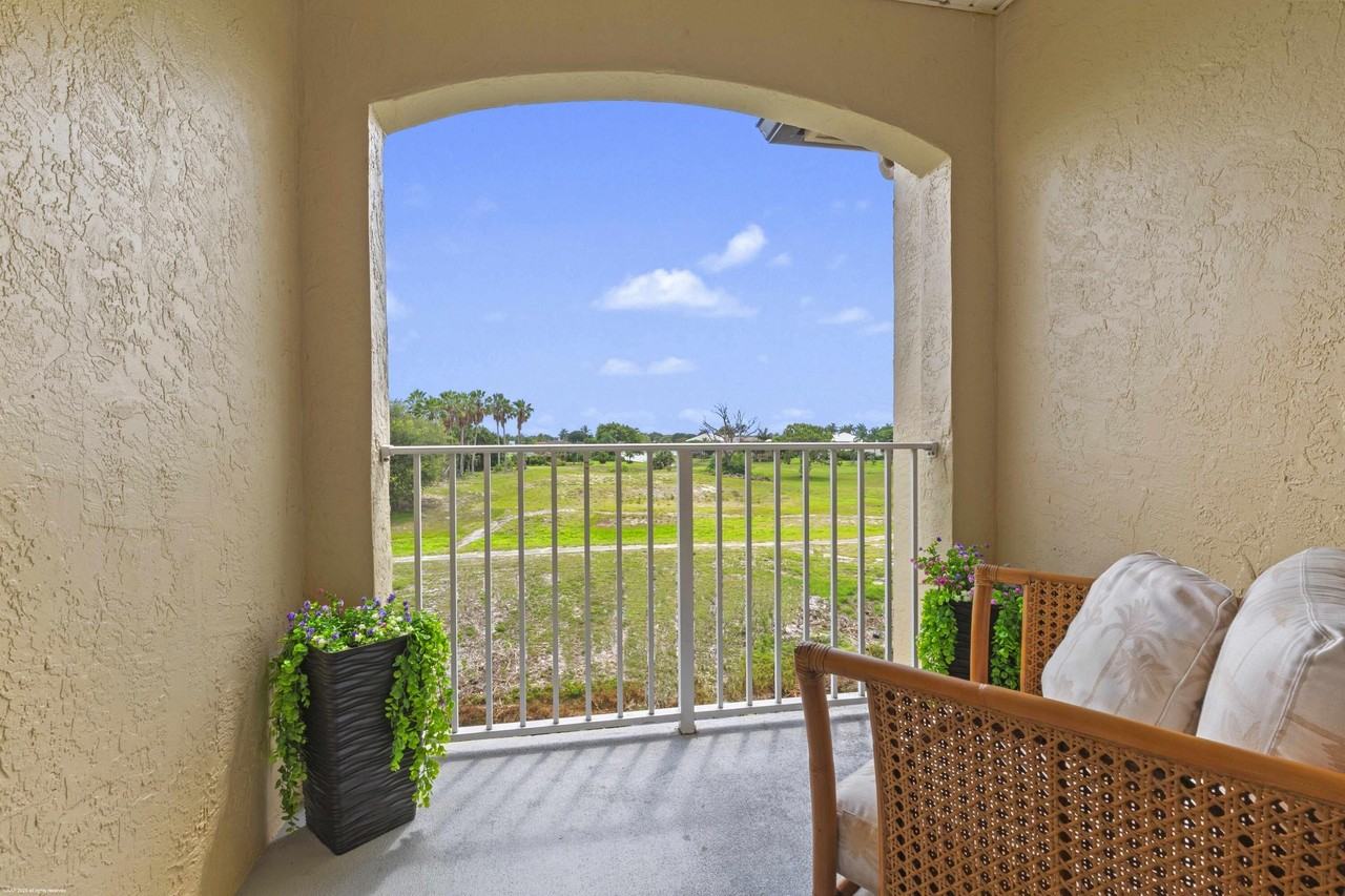 2060 Greenview Shores Blvd #318 - Photo 5 of 15