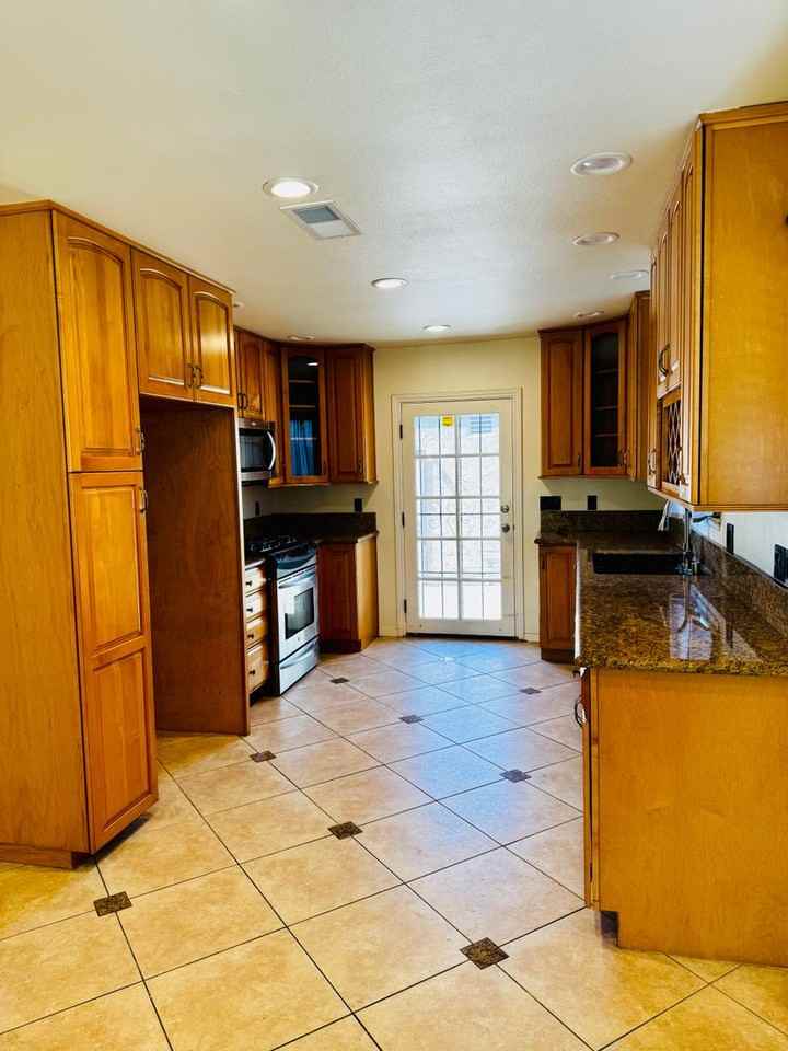 5246 Salisbury Cir - Photo 2 of 11