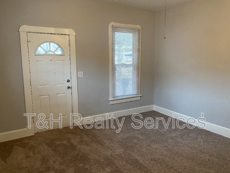 102 N Muessing St - Photo 4 of 17