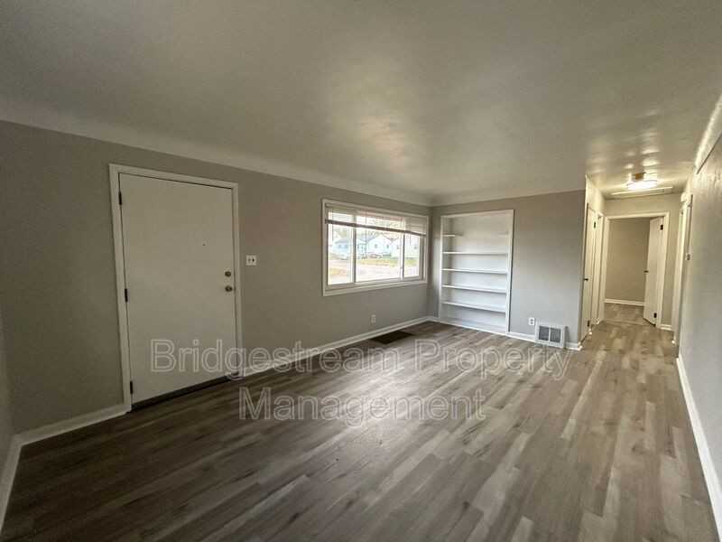 3748 Saint James Ave - Photo 3 of 9