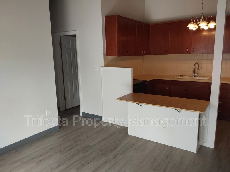604 Parker St Apt B - Photo 4 of 15