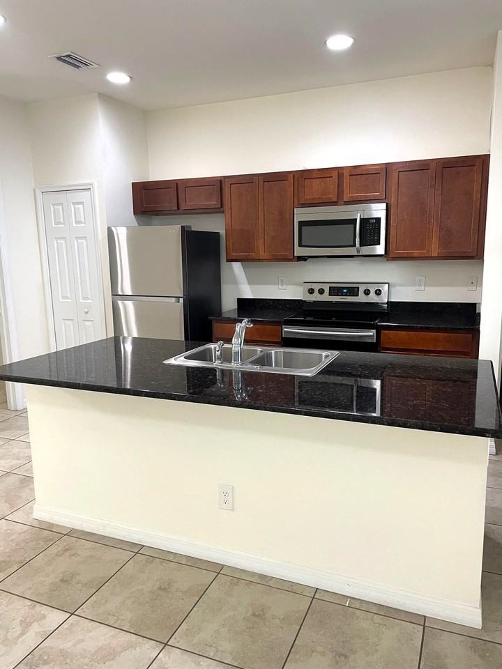 3531 Ne 12th Ct - Photo 3 of 10