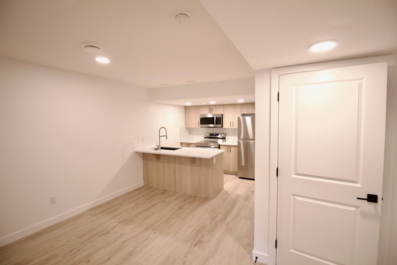 6326 Bsmt27 Ave Sw - Photo 3 of 13