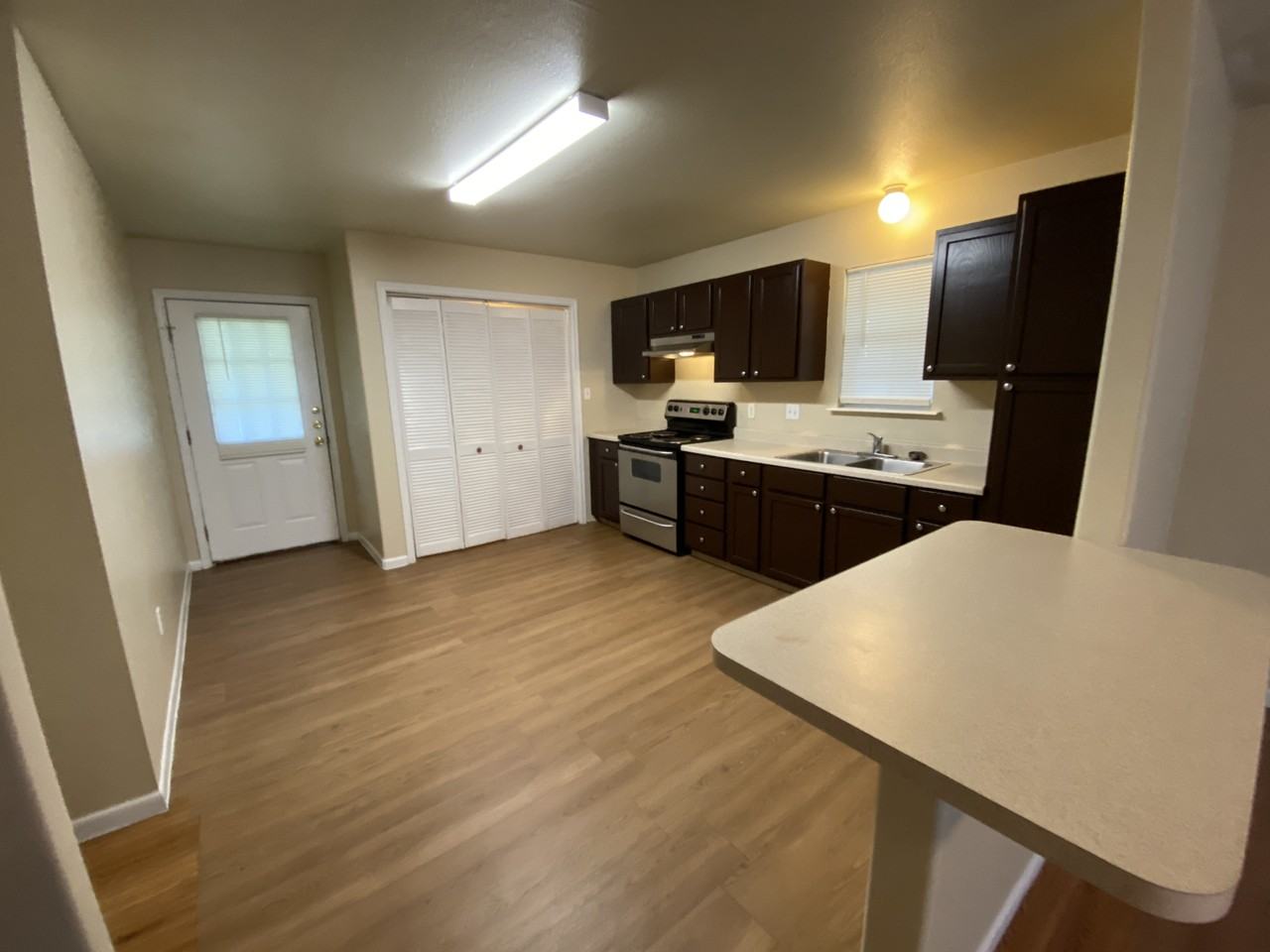 605 Commerce St - Photo 2 of 5