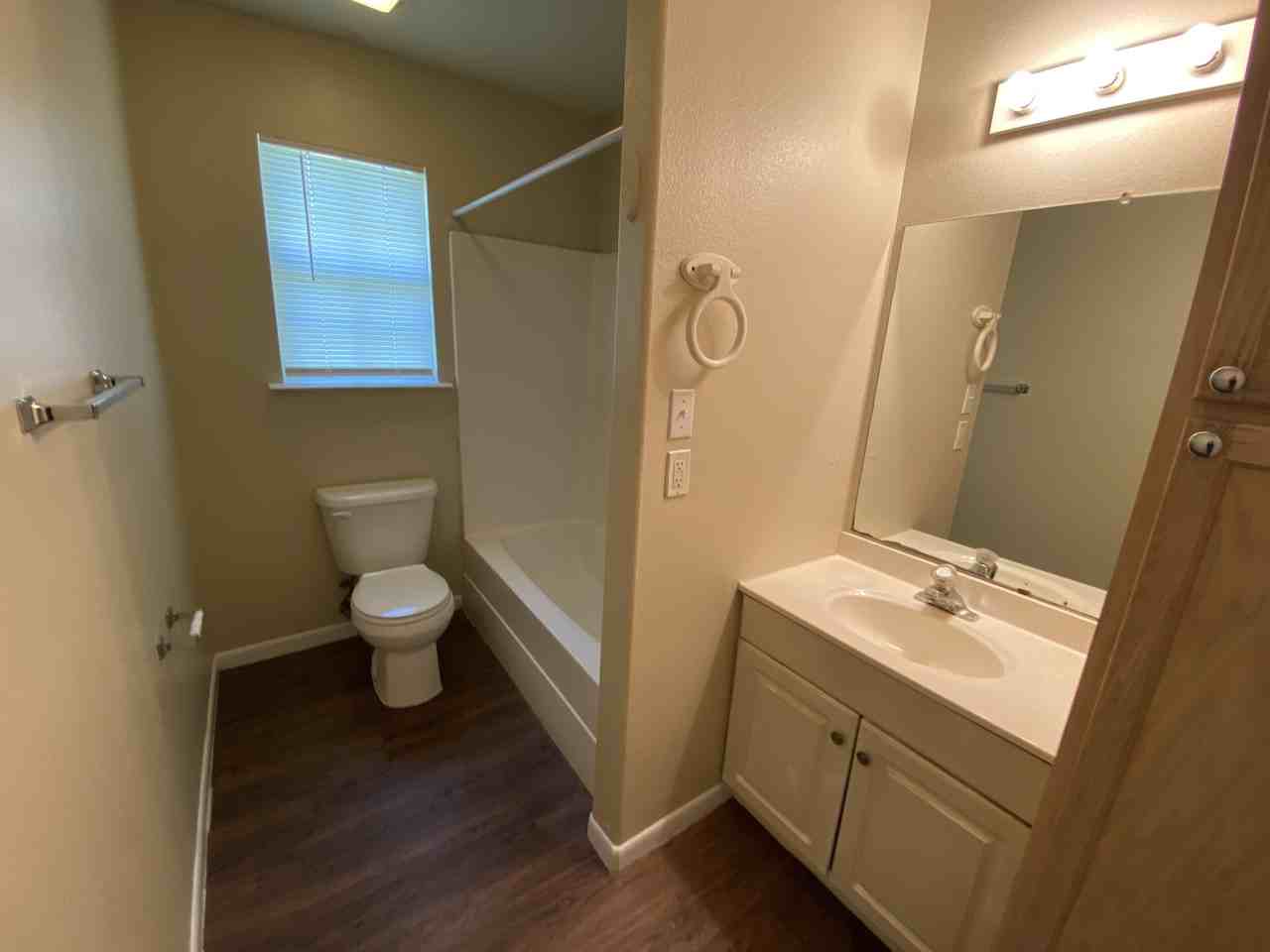 605 Commerce St - Photo 3 of 5