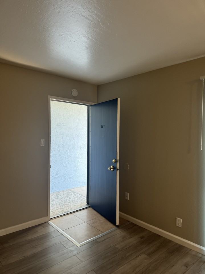 7911 Bancroft Avenue - Photo 2 of 11