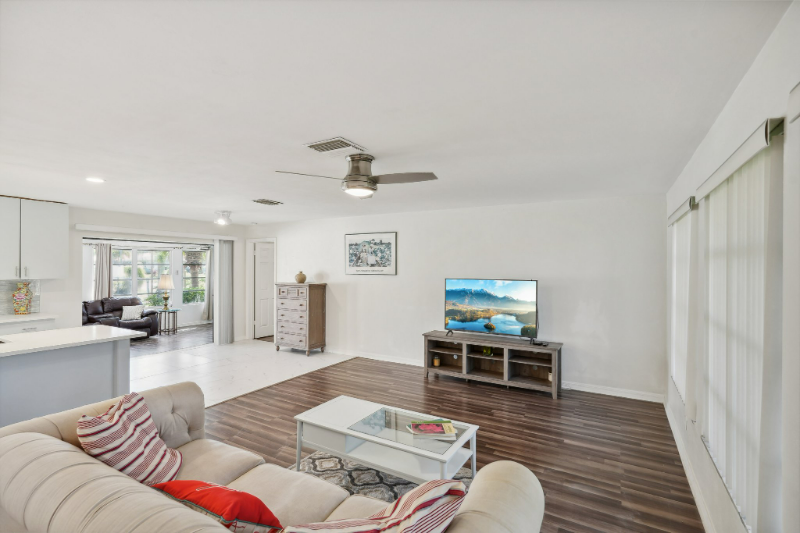 3719 Se 1st Pl - Photo 4 of 24