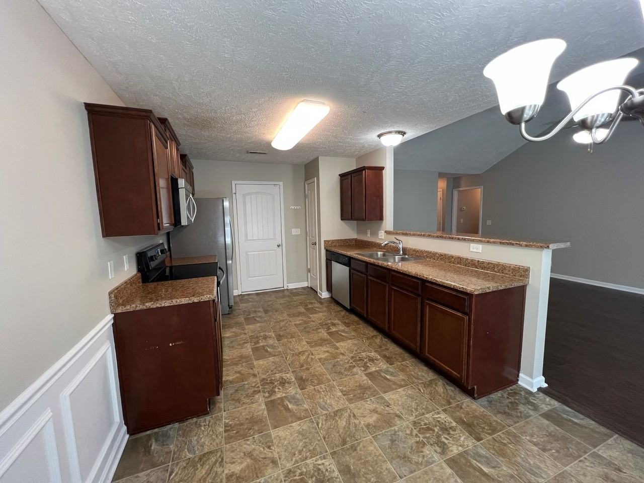 1125 Halverson Dr - Photo 5 of 19