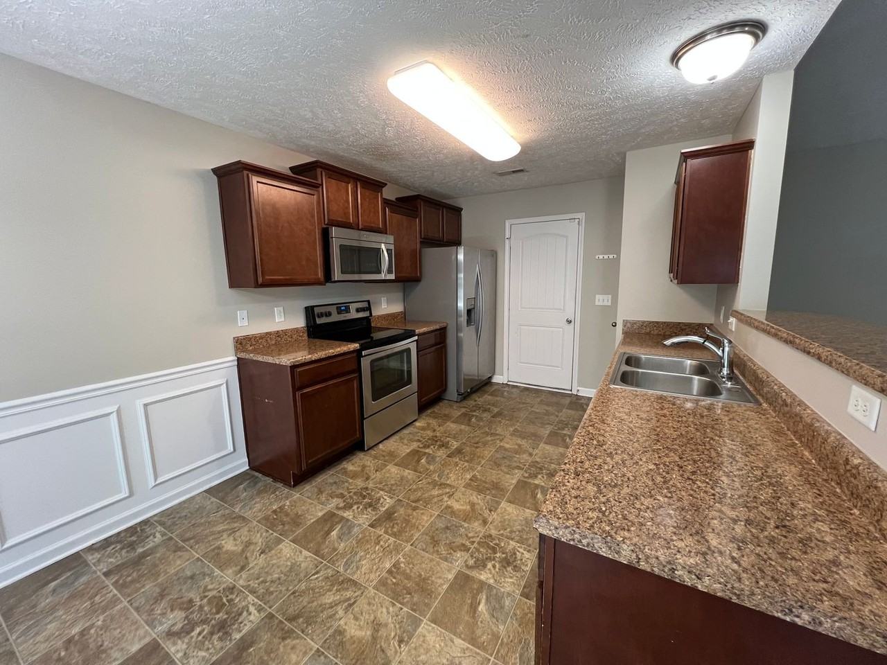 1125 Halverson Dr - Photo 6 of 19