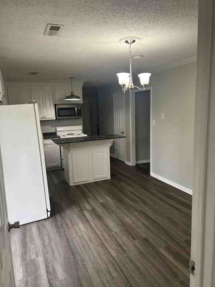 627 Noojin St Sw #NA - Photo 2 of 12