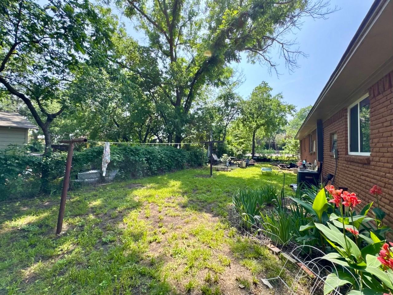 419 W Sycamore Street - Photo 4 of 19